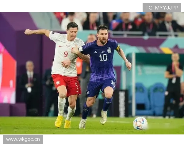 莱万与梅西终结效率及战术角色对比分析 莱万与梅西终结效率及战术角色对比分析